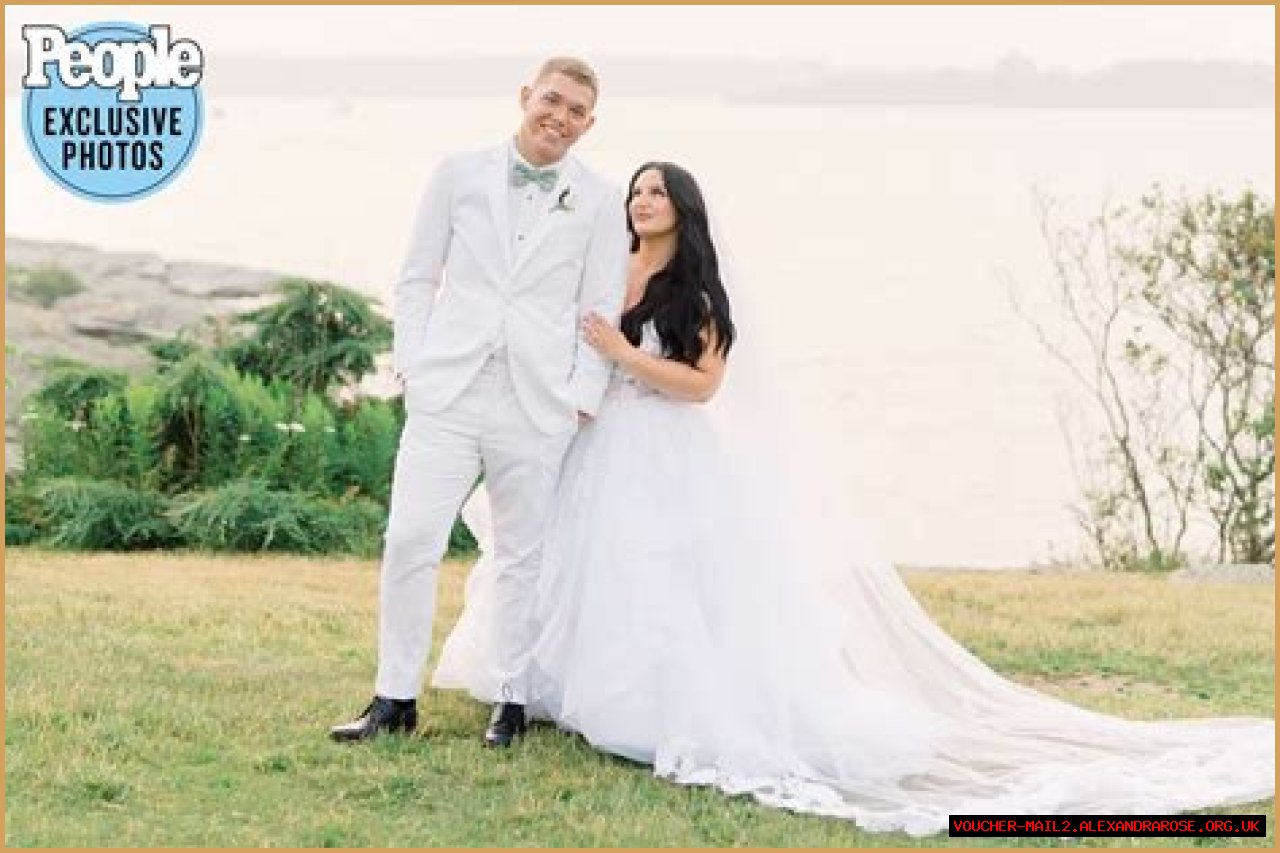 Is Elizabeth Rowe Trans? Married To Husband Cody Daniel